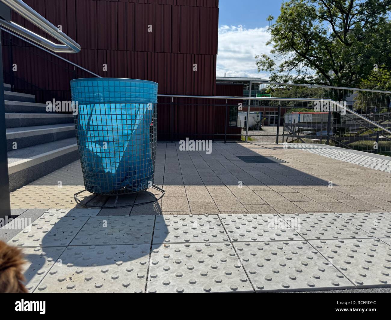 Modern Waste Disposal Systems in Urban Environments Uno studio sull'efficienza e le innovazioni progettuali Foto Stock