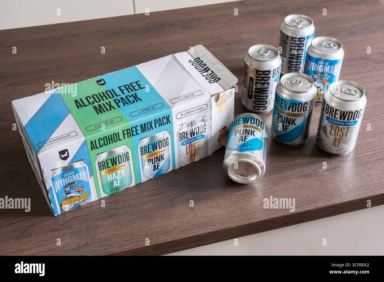 Mescolare la confezione di birre artigianali senza alcol BrewDog AF in una cucina casalinga, Regno Unito. Le tendenze del bere indicano che i bevitori più giovani si spostano verso bevande alcoliche gratuite Foto Stock