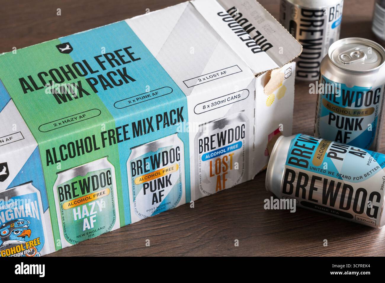 Mescolare la confezione di birre artigianali senza alcol BrewDog AF in una cucina casalinga, Regno Unito. Le tendenze del bere indicano che i bevitori più giovani si spostano verso bevande alcoliche gratuite Foto Stock