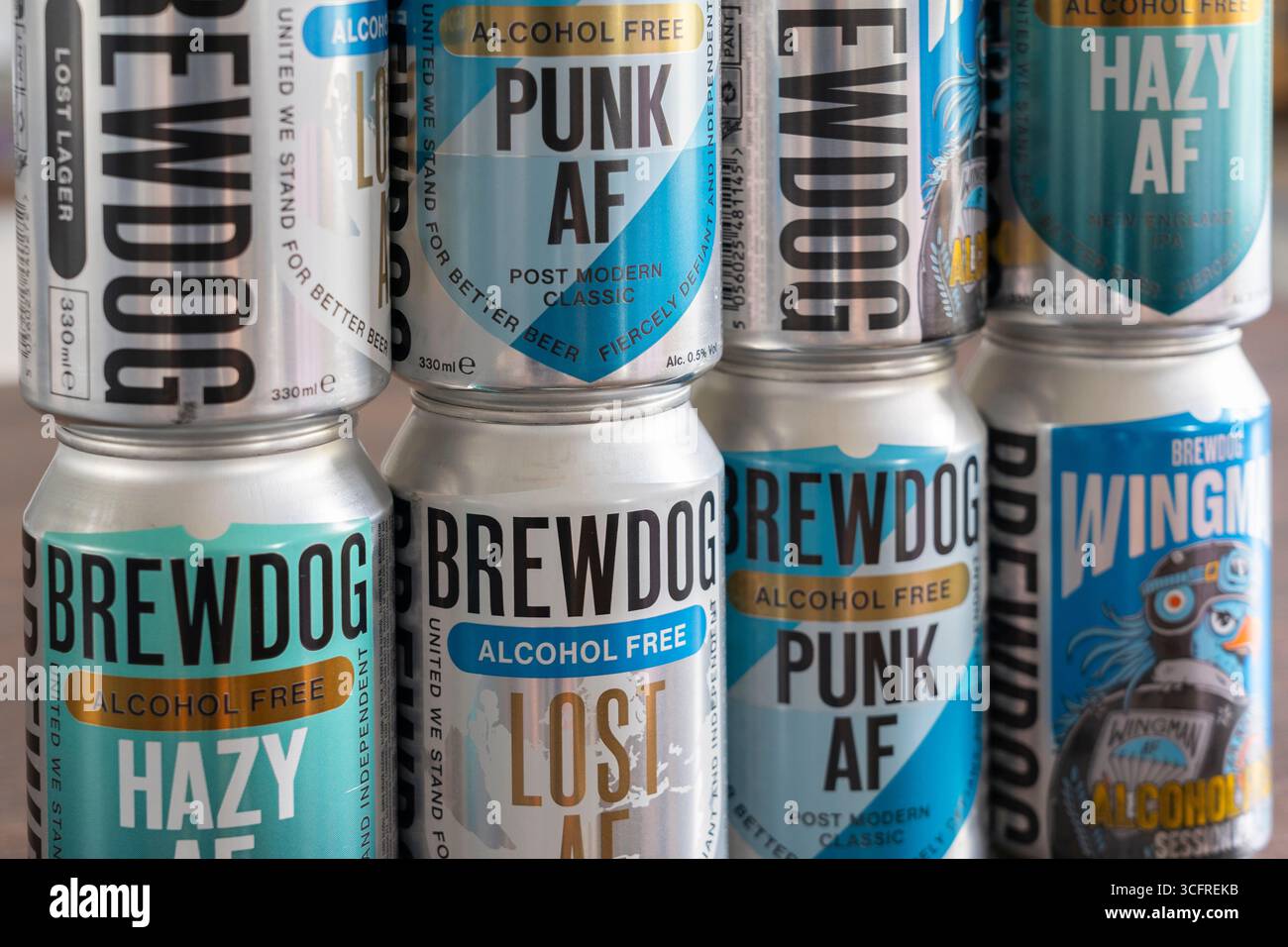 Primo piano di una selezione di birre artigianali senza alcol (a basso contenuto alcolico 0,5%) di BrewDog, UK. I bevitori più giovani si rivolgono sempre più alle bevande analcoliche Foto Stock