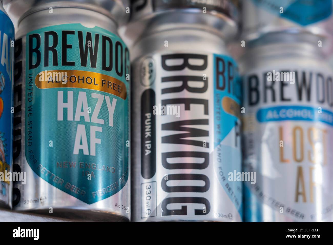 Primo piano di una selezione di birre artigianali senza alcol (a basso contenuto alcolico 0,5%) di BrewDog, UK. I bevitori più giovani si rivolgono sempre più alle bevande analcoliche Foto Stock