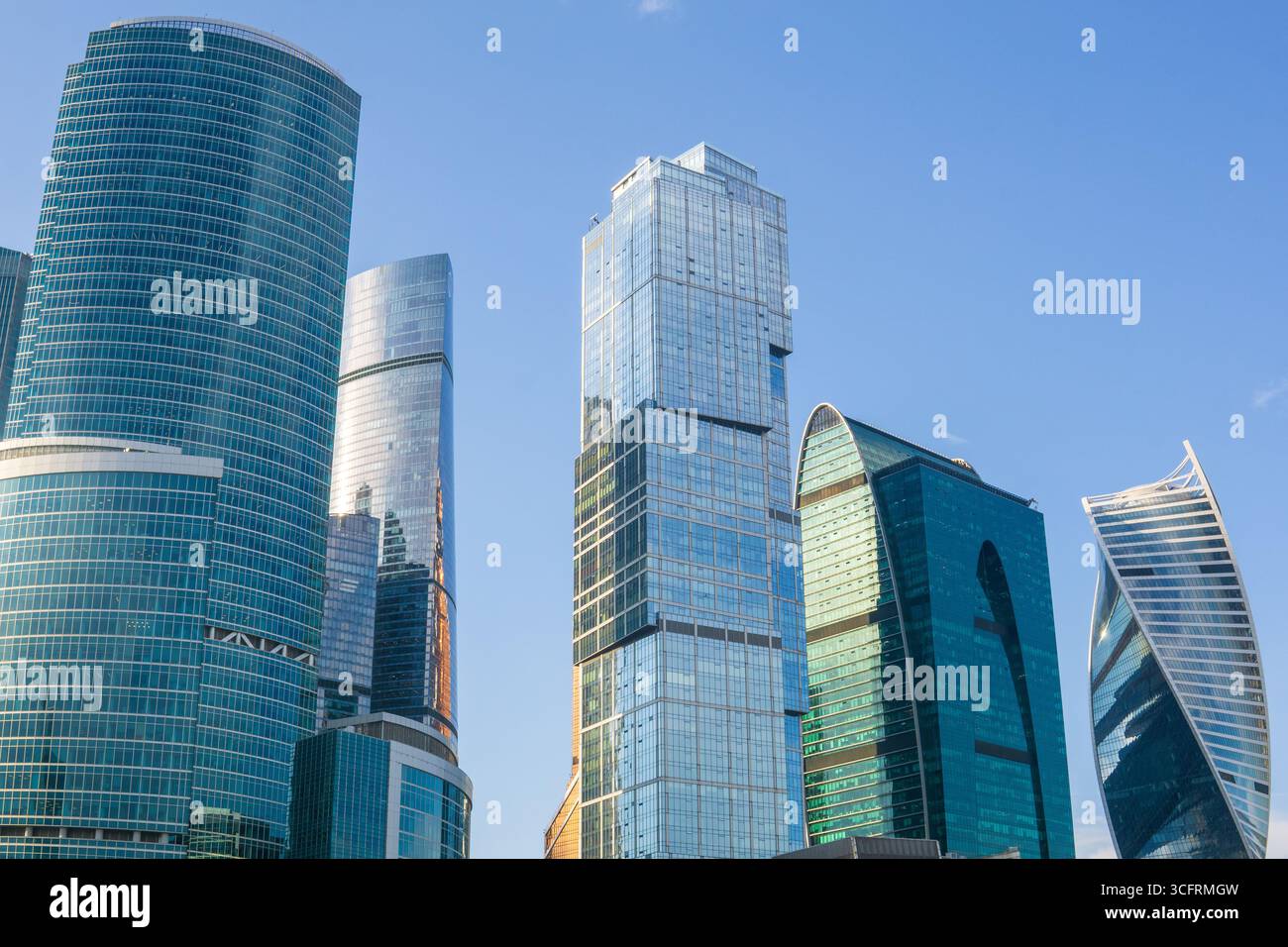 sfondo urbano, moderni grattacieli su sfondo blu Foto Stock