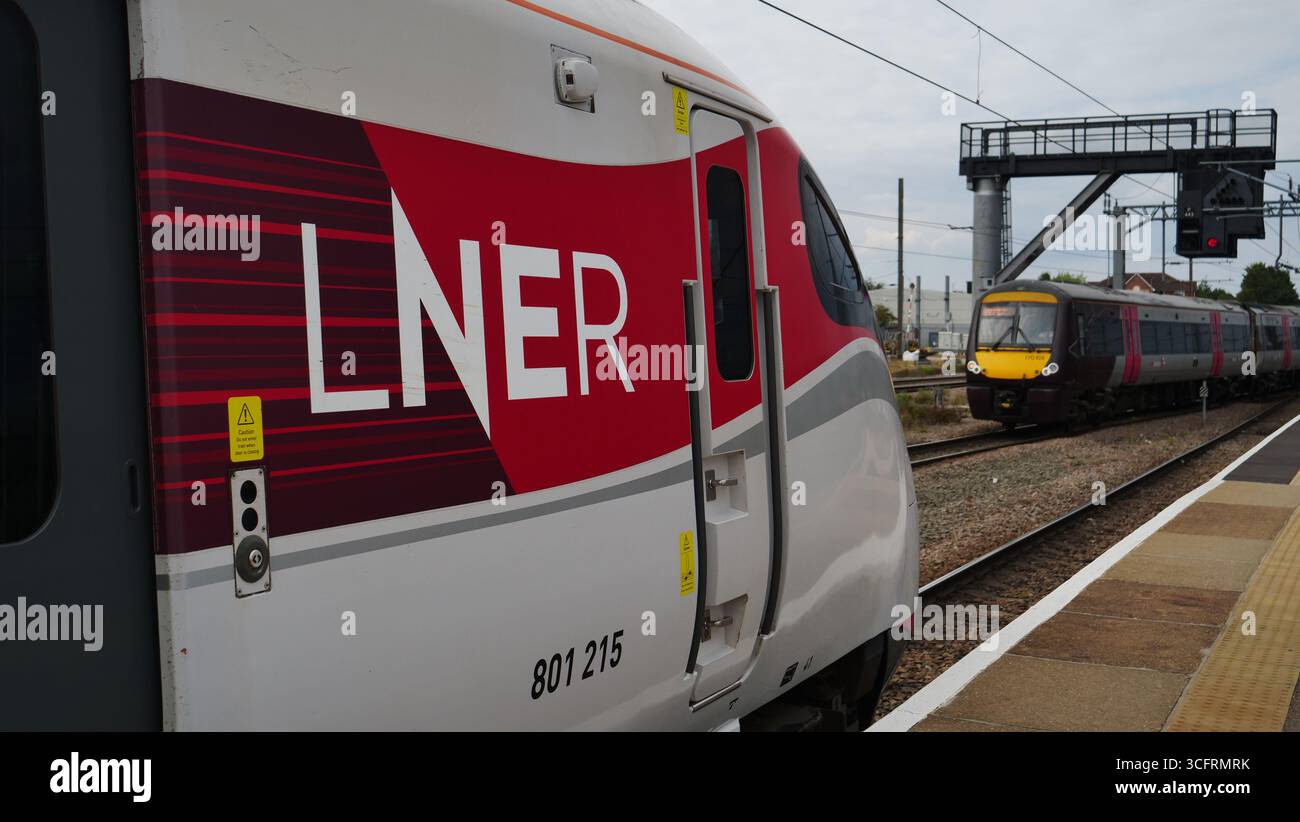 Un treno LNER Azuma alla stazione di peterborough prima di dirigersi a York dalla stazione di Londra Kings Cross. Foto Stock
