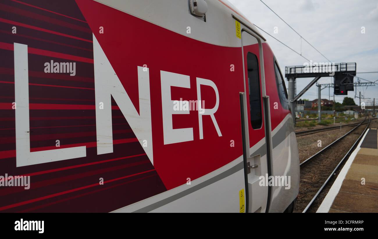 Un treno LNER Azuma alla stazione di peterborough prima di dirigersi a York dalla stazione di Londra Kings Cross. Foto Stock