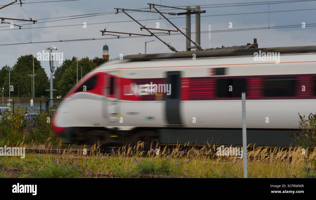 Un treno LNER Azuma attraversa Peterborough lungo il tragitto verso il nord dell'inghilterra e della Scozia. Foto Stock