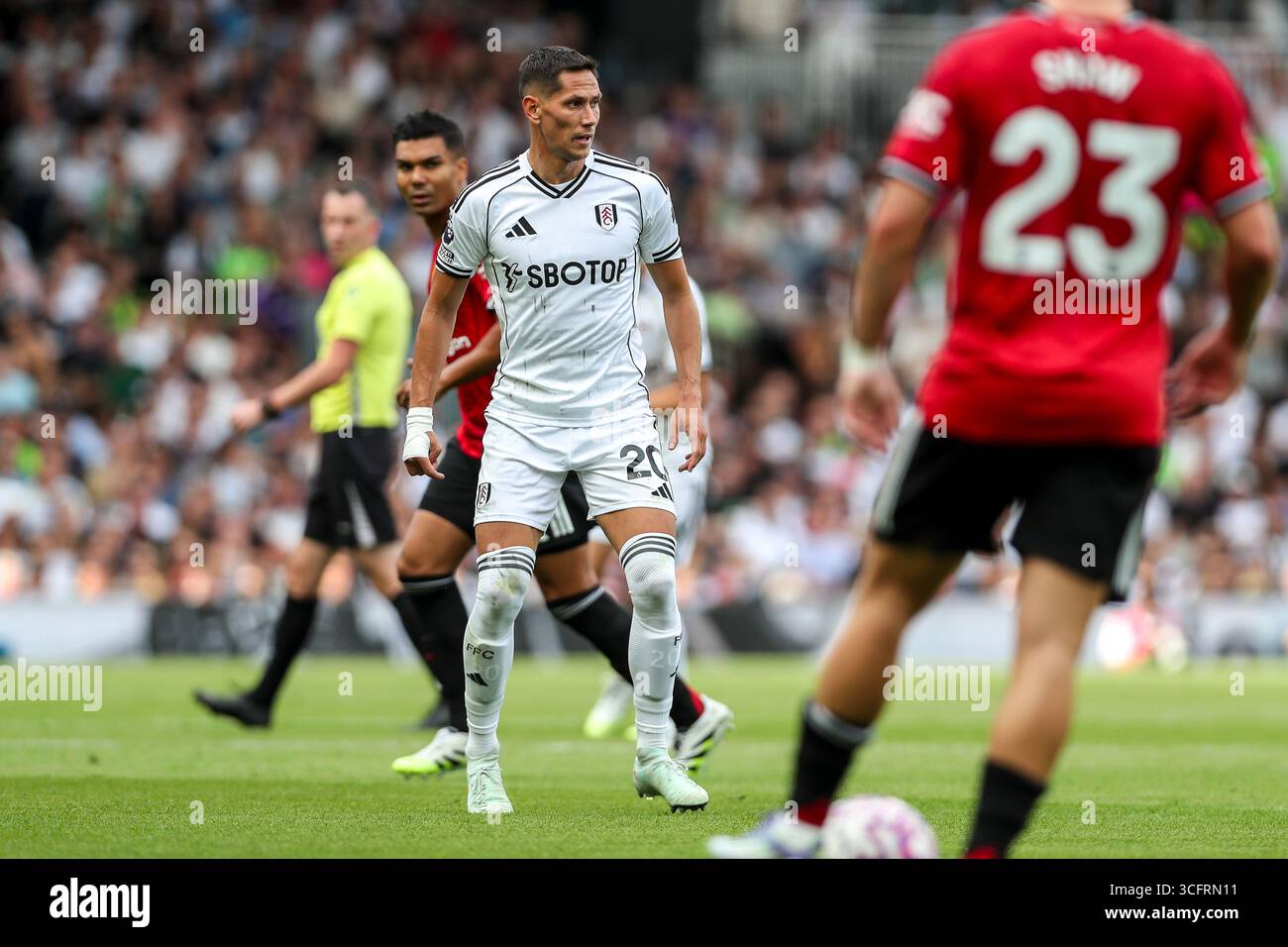 Londra, Regno Unito. 24 agosto 2025. Centrocampista del Fulham Sasa Lukic (20) durante la partita tra Fulham FC e Manchester United FC English Premier League al Craven Cottage, Londra, Regno Unito il 24 agosto 2025 Credit: Megan Ewens/Every Second Media Credit: Every Second Media/Alamy Live News Foto Stock