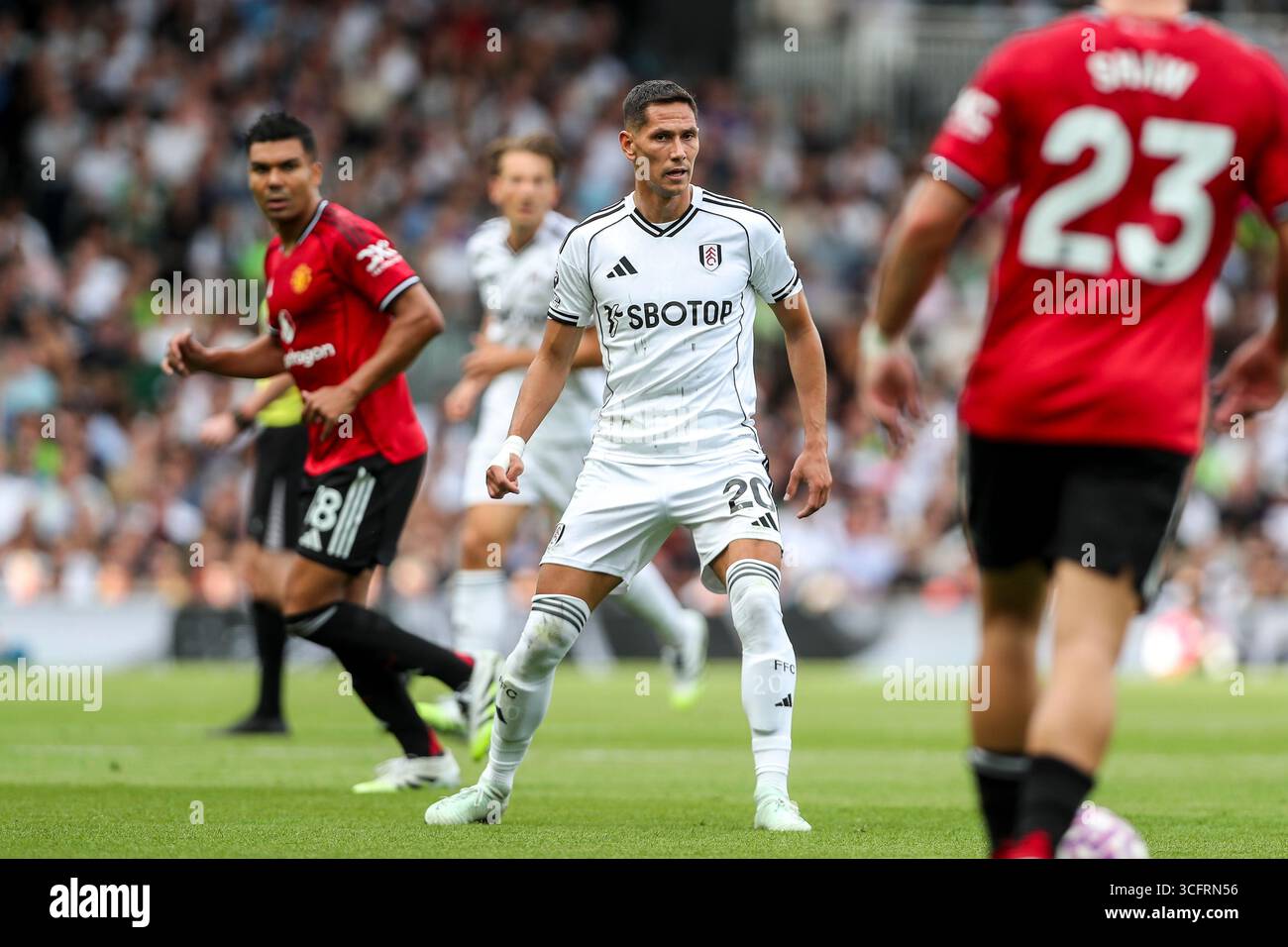 Londra, Regno Unito. 24 agosto 2025. Centrocampista del Fulham Sasa Lukic (20) durante la partita tra Fulham FC e Manchester United FC English Premier League al Craven Cottage, Londra, Regno Unito il 24 agosto 2025 Credit: Megan Ewens/Every Second Media Credit: Every Second Media/Alamy Live News Foto Stock