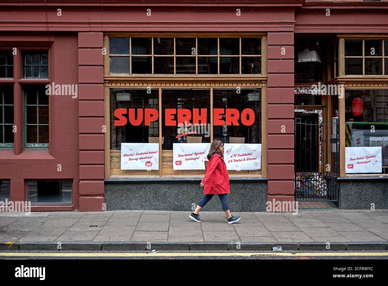 Vista esterna del supereroe, uno Street food asiatico pop-up e bar durante l'Edinburgh Fringe Festival a Bristo Place, Edimburgo, Scozia, Regno Unito. Foto Stock