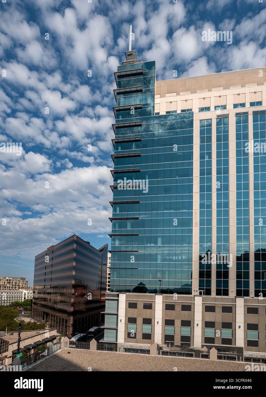 Cielo blu con nuvole soffici sopra l'iconico edificio di Boise Foto Stock