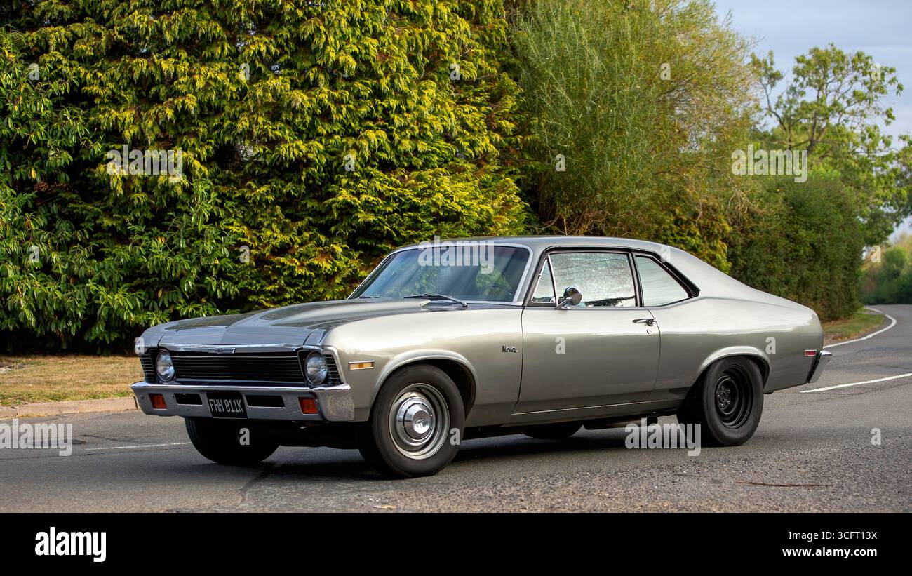 Whittlebury, Norhants, Regno Unito - 23 agosto 2025: 1972 Chevrolet Nova classica auto americana che guida su una strada britannica Foto Stock