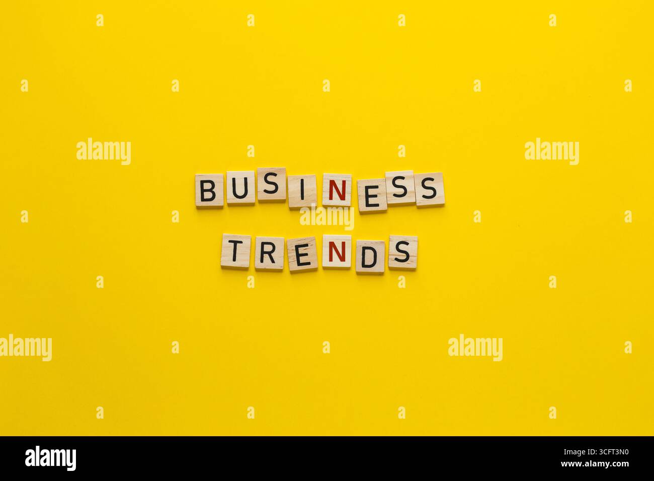 tendenze aziendali, scritte su targhe di legno. Resilienza e durabilità delle imprese, responsabilità sociale e sviluppo sostenibile, Human First, pe Foto Stock