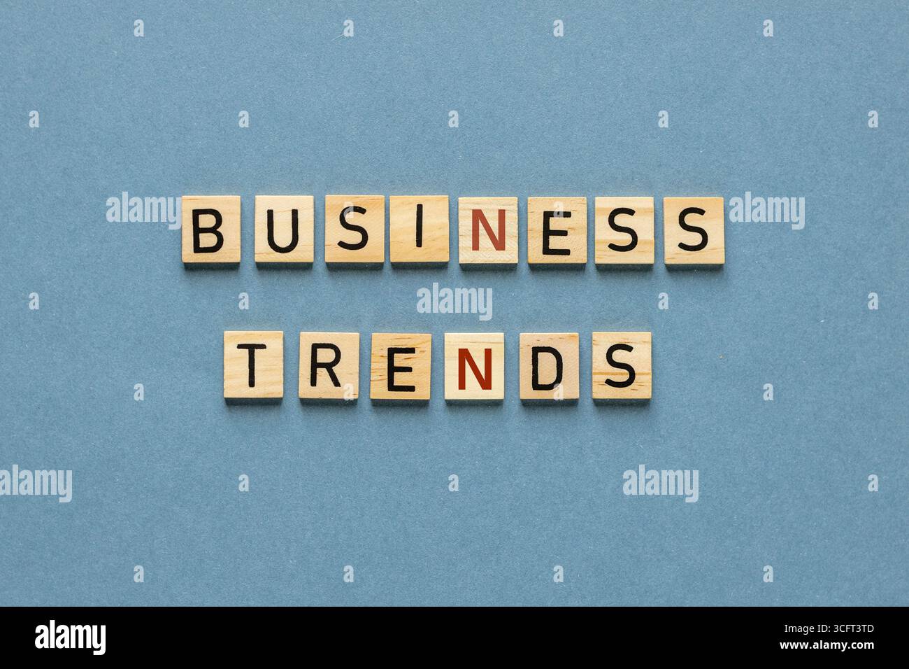 tendenze aziendali, scritte su targhe di legno. Resilienza e durabilità delle imprese, responsabilità sociale e sviluppo sostenibile, Human First, pe Foto Stock