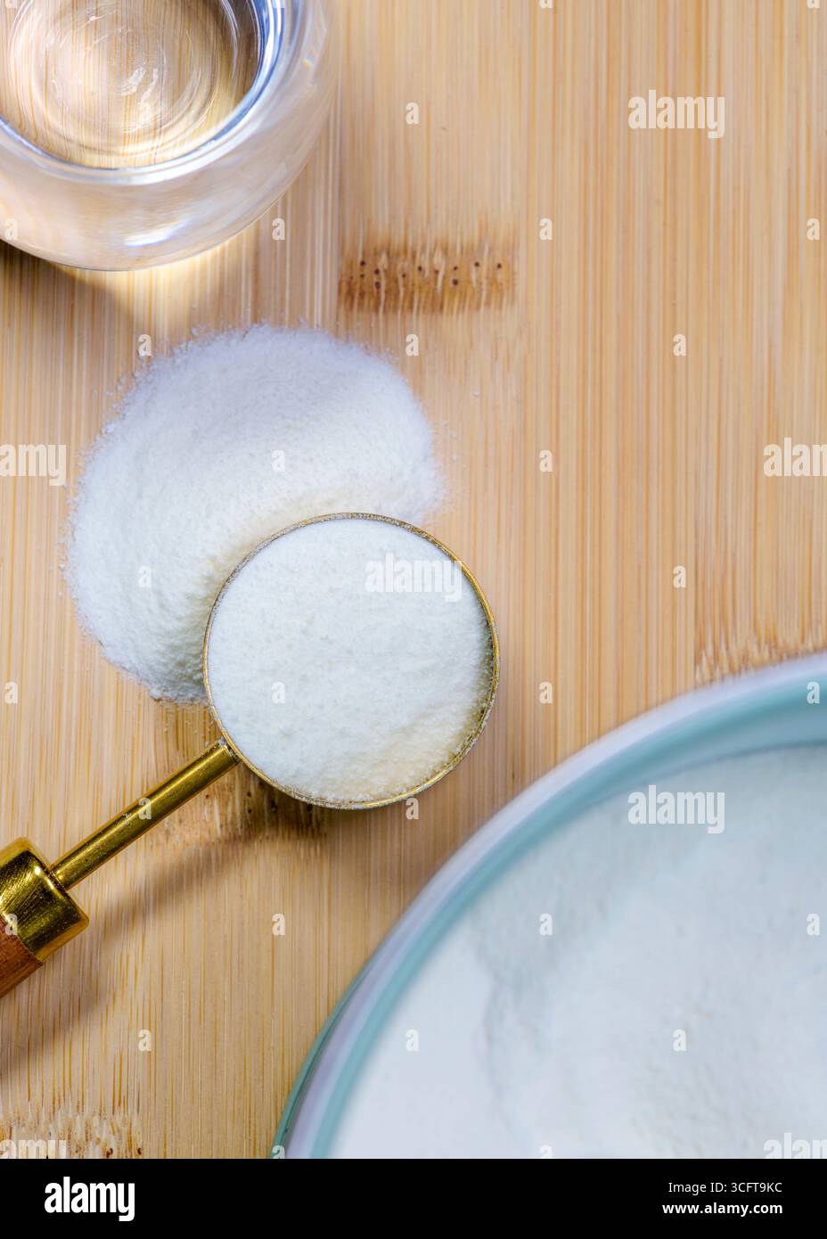 La polvere di collagene sostiene la salute della pelle, dei capelli, delle unghie, delle articolazioni e dell'intestino. Si mescola facilmente nelle bevande, aumenta l'idratazione, l'elasticità e il recupero. Naturale, non fla Foto Stock