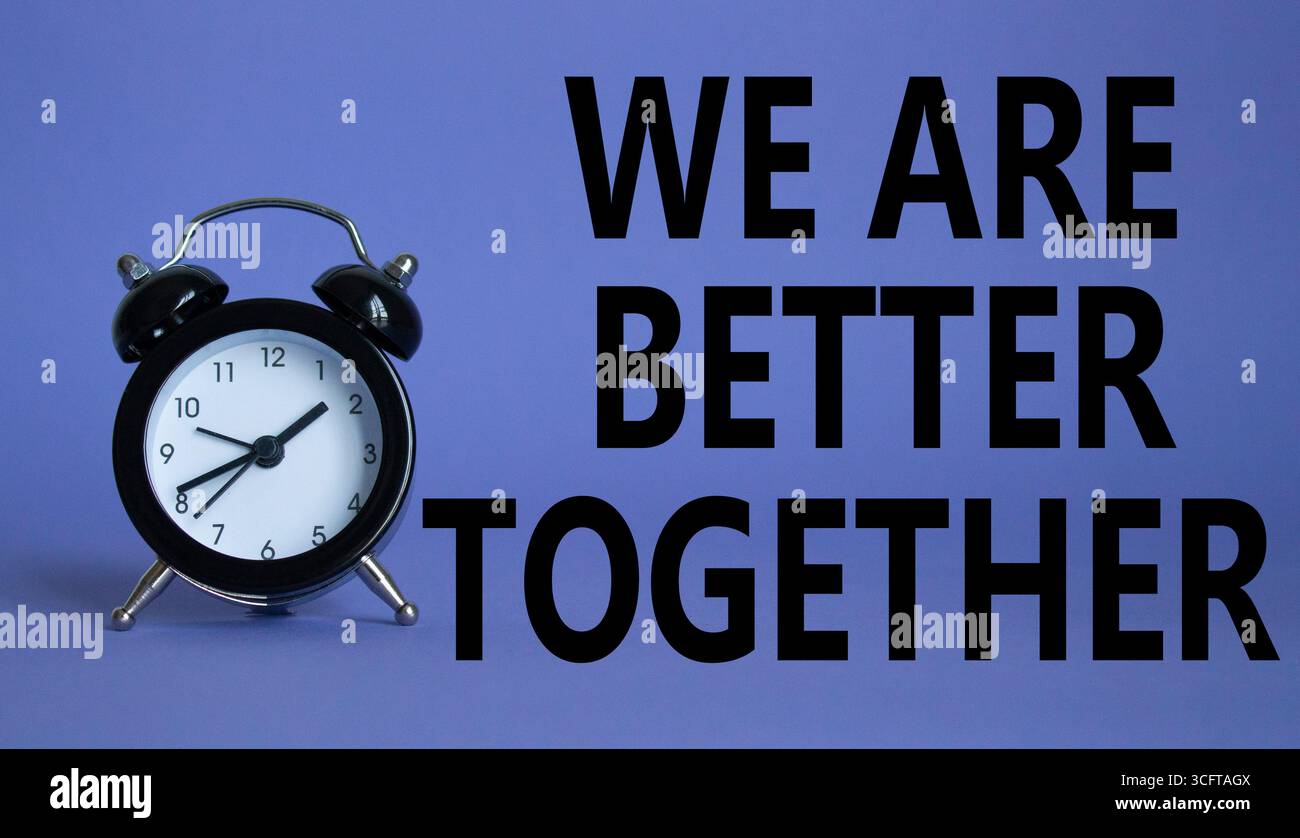 Raccontaci il simbolo della tua storia. Splendido sfondo viola con sveglia con parole che raccontano la tua storia. Business e raccontaci il tuo concetto di storia. Copia s Foto Stock