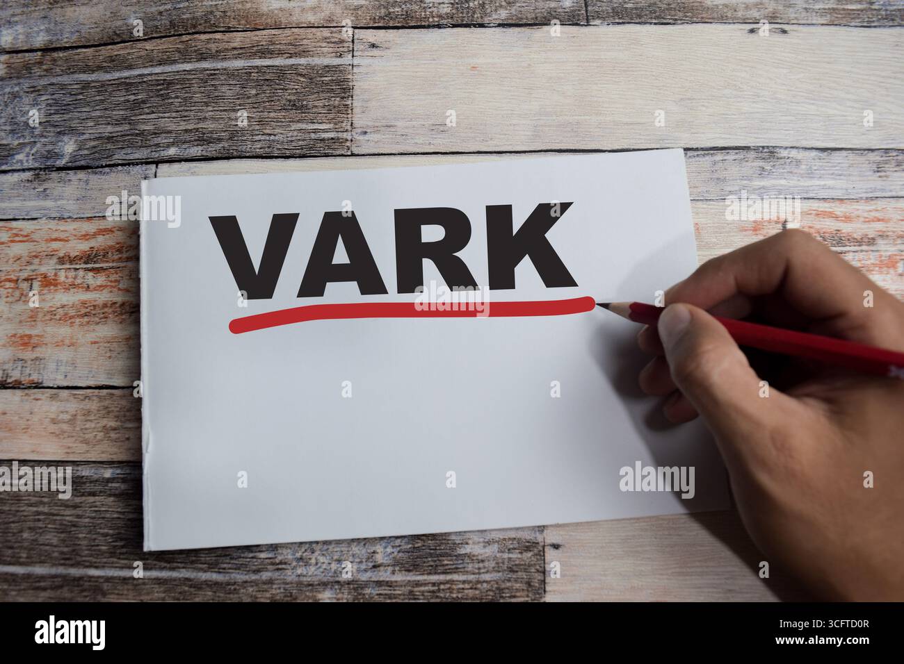Concetto di apprendimento Vark per presentazioni e report scrivere su libro isolato su tavolo di legno. Foto Stock