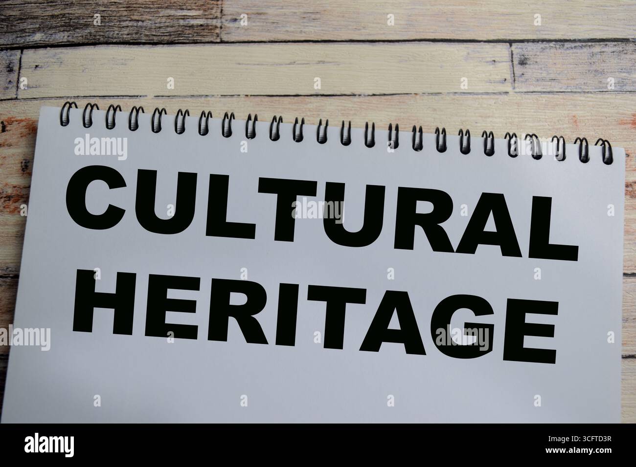 Concetto di patrimonio culturale scrivere su libro isolato su tavolo di legno. Foto Stock