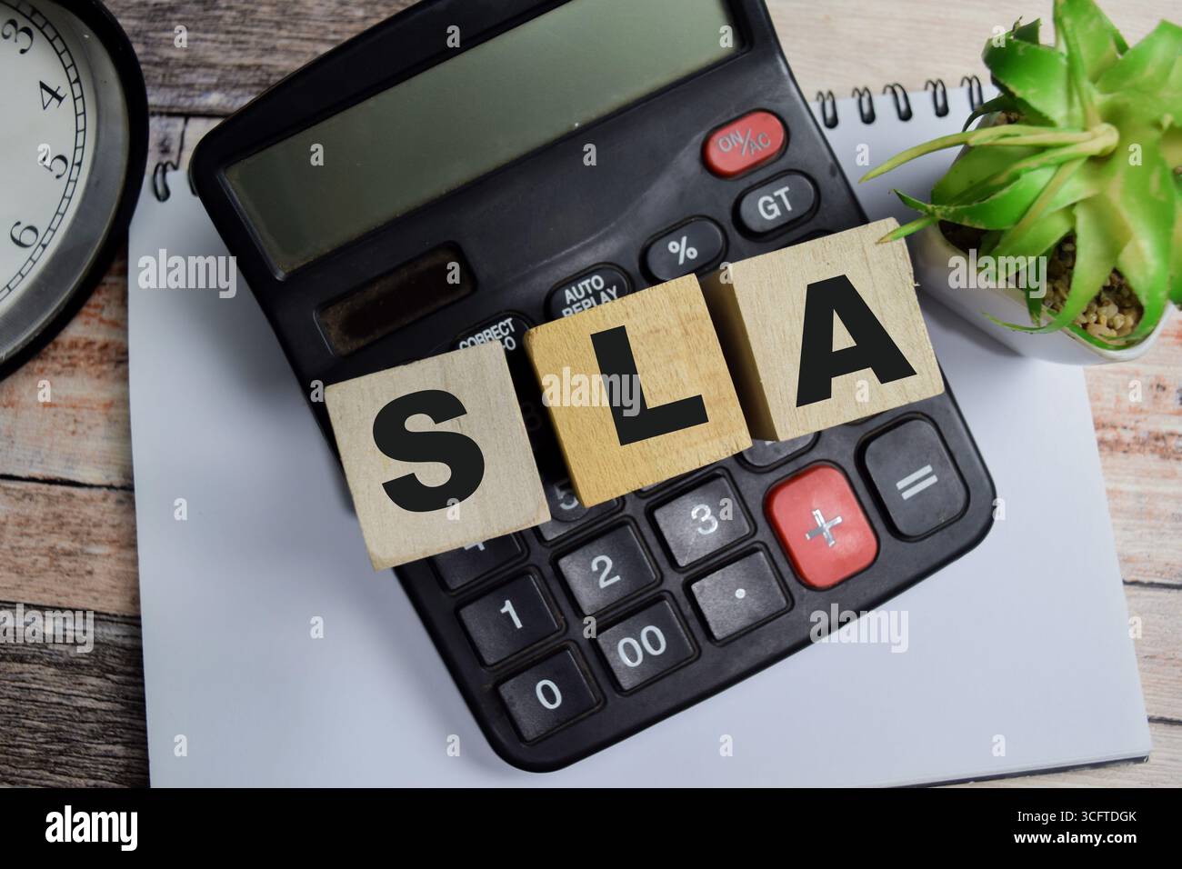 Concetto di SLA - Service Level Agreement. Blocco in legno con le parole SLA - Service Level Agreement. Business e finanza Foto Stock