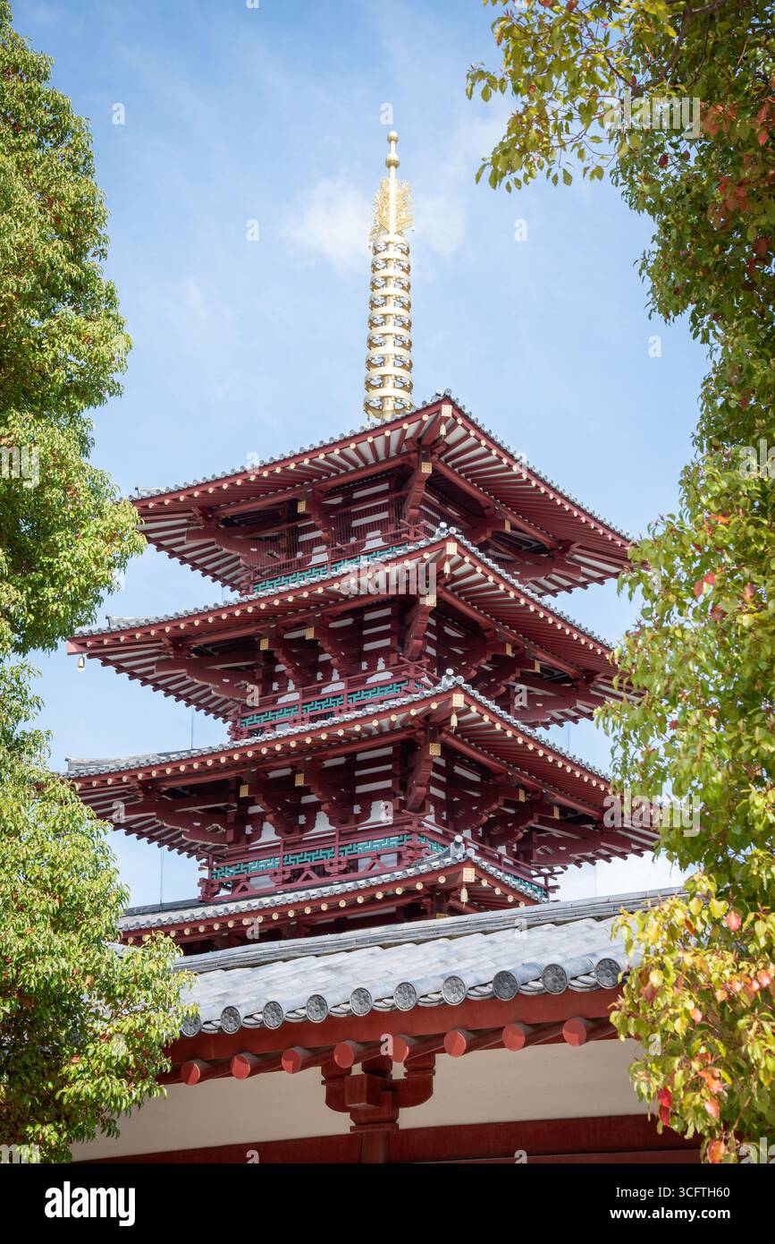 Pagoda a cinque piani del Tempio Shitennoji di Osaka. Bellissima pagoda rossa a cinque piani del Tempio Shitennoji, un iconico punto di riferimento buddista a Osaka, Giappone. Foto Stock