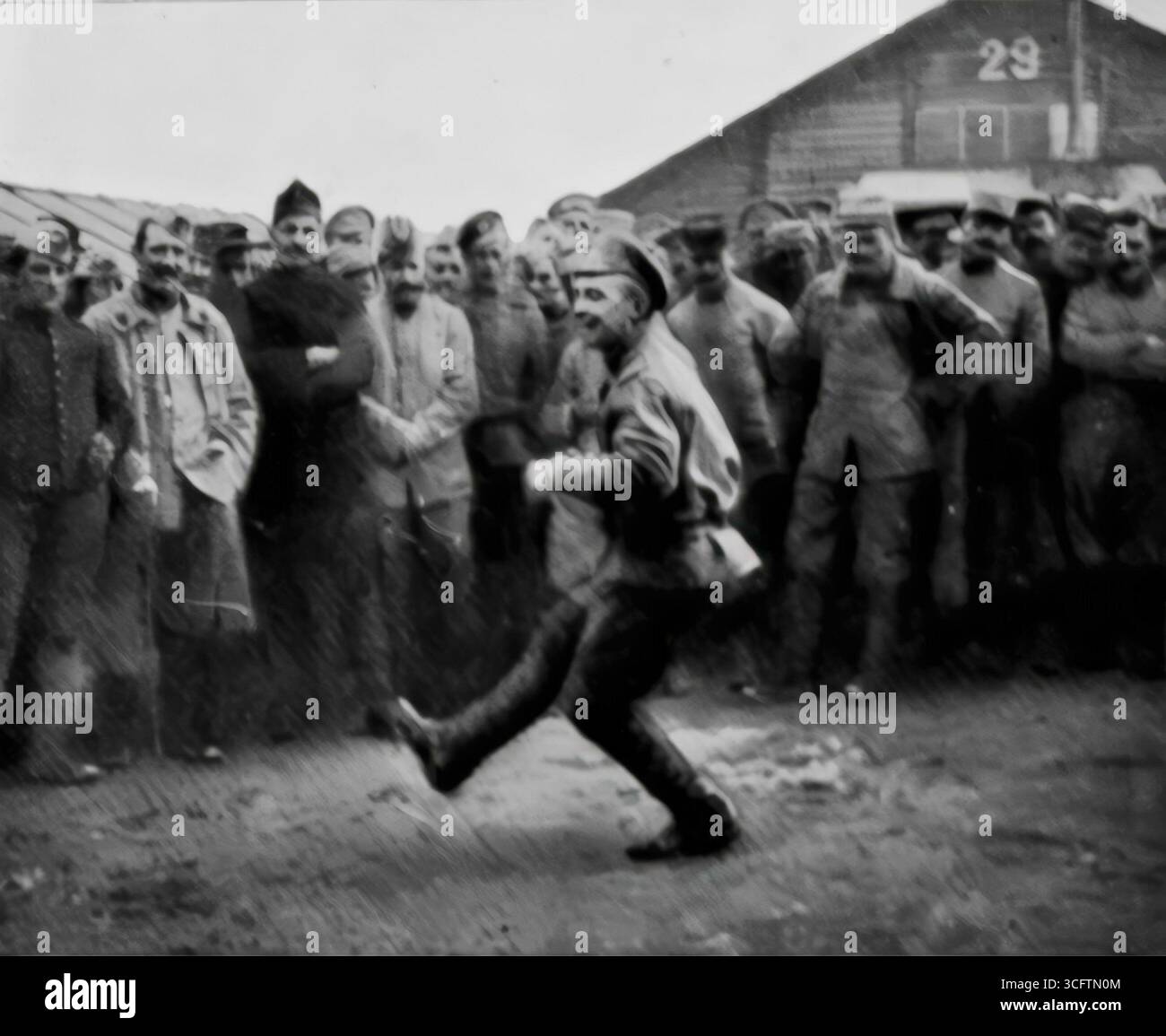 I soldati russi intratterranno i compagni alleati con danza tradizionale in un campo in Francia, 1916. La scena illustra gli scambi culturali e i momenti che stimolano il morale tra le forze alleate durante la prima guerra mondiale. Pubblicato su l’Illustration, 29 aprile 1916. Foto Stock