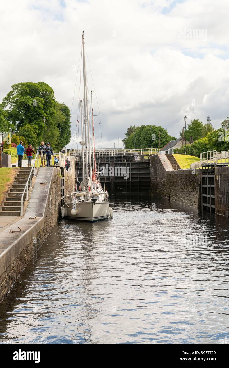 Barche a vela in una chiusa sulla scala di Nettuno sul canale Caledonian a Banavie sulla costa occidentale della Scozia vicino a Fort William Foto Stock