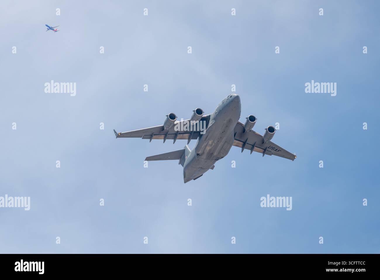 Un McDonnell Douglas/Boeing C-17 Globemaster III (S/N 03-3121) assegnato al 412th test Wing presso la Edwards Air Force base nel sud della California. Foto Stock