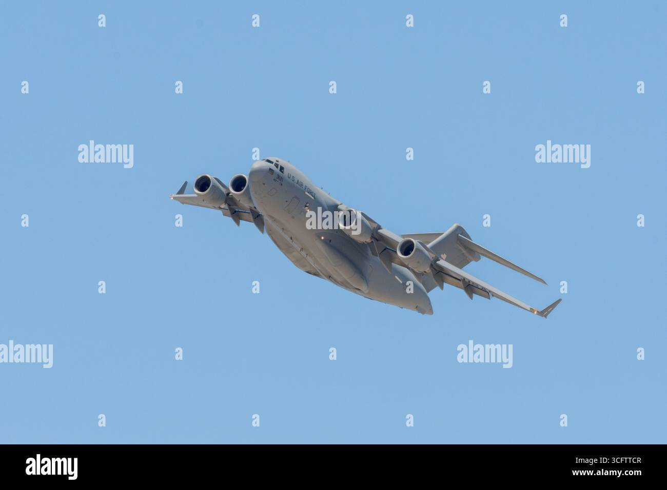 Un McDonnell Douglas/Boeing C-17 Globemaster III (S/N 03-3121) assegnato al 412th test Wing presso la Edwards Air Force base nel sud della California. Foto Stock