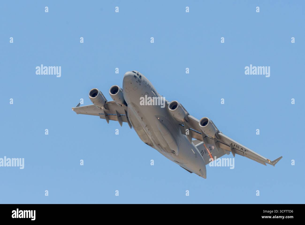 Un McDonnell Douglas/Boeing C-17 Globemaster III (S/N 03-3121) assegnato al 412th test Wing presso la Edwards Air Force base nel sud della California. Foto Stock