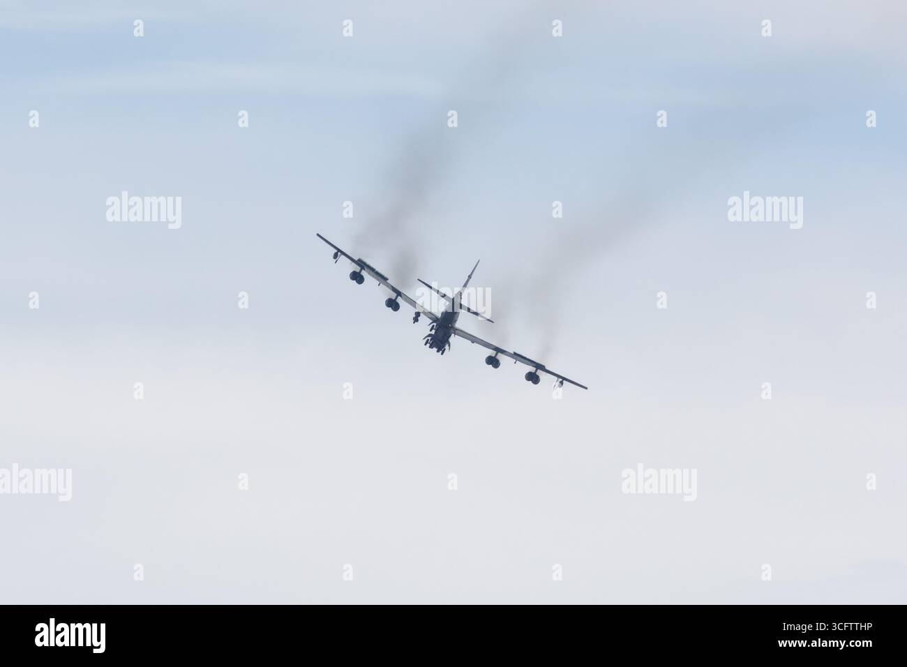 Un Boeing B-52H Stratofortress che vola vicino alla base dell'aeronautica di Edwards nella California meridionale. Foto Stock