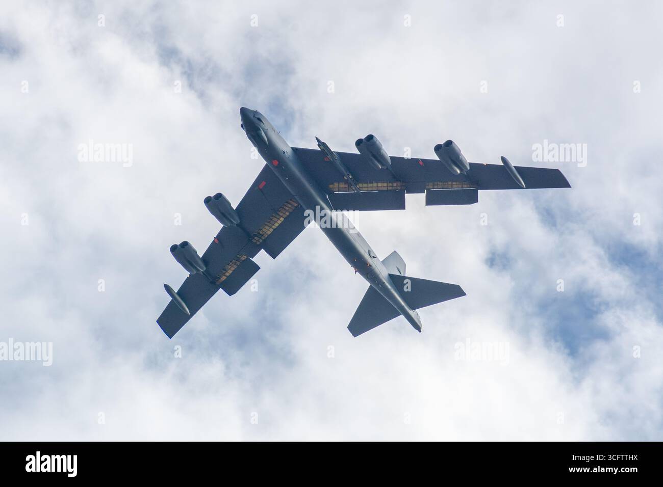 Un Boeing B-52H Stratofortress che vola vicino alla base dell'aeronautica di Edwards nella California meridionale. Foto Stock