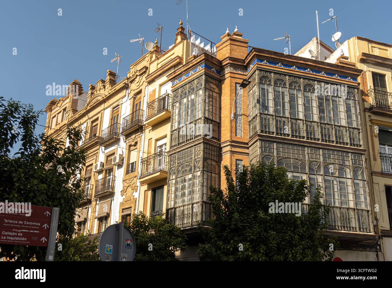 Facciata in stile Art Nouveau, balcone e finestra a bovindo in ghisa e vetro, architettura a Triana, Siviglia, Spagna Foto Stock