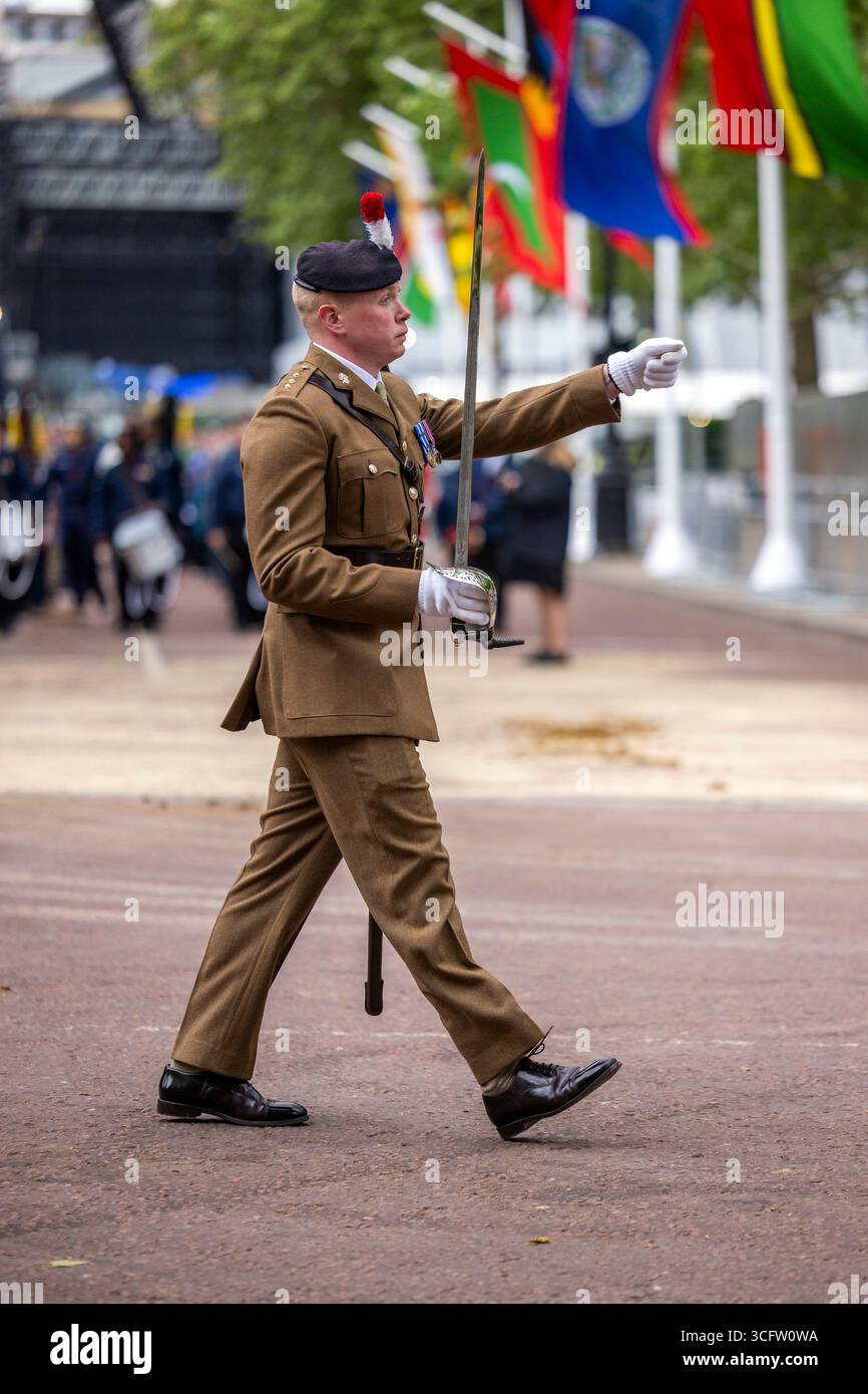 Lunedì 5 maggio 2025 migliaia di persone si sono riunite per celebrare il 80° anniversario della fine della seconda guerra mondiale in Europa. Una parata commemorativa viaggiò dal Parlamento, lungo Whitehall, e lungo il Mall fino a Buckingham Palace. Foto Stock