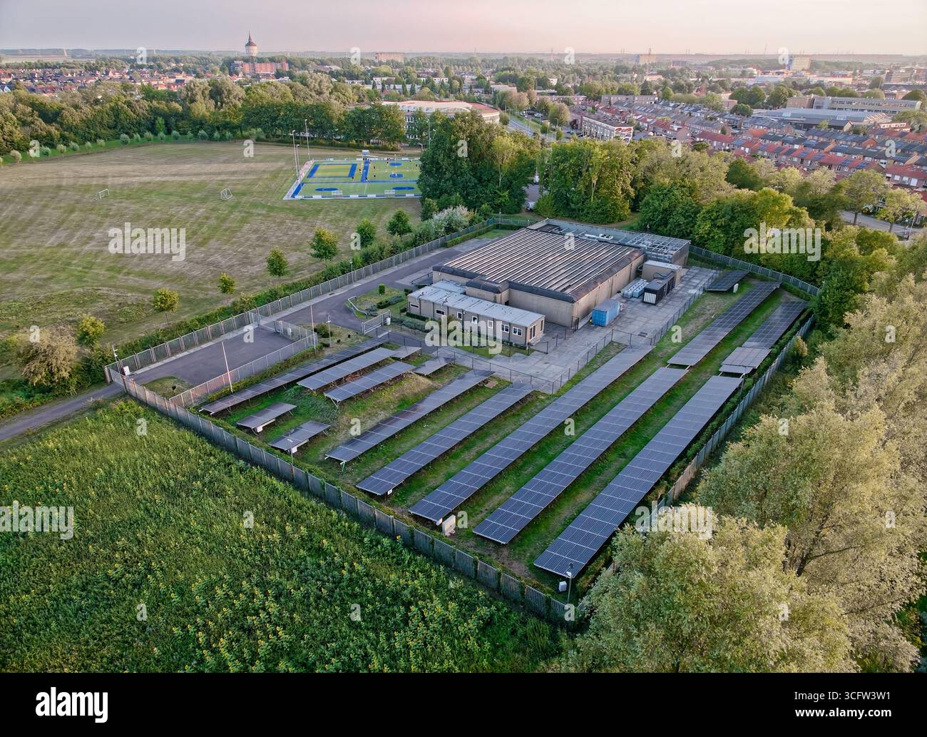 Vista aerea di un piccolo data center locale nei Paesi Bassi con molti pannelli solari e storage cloud online localmente Foto Stock