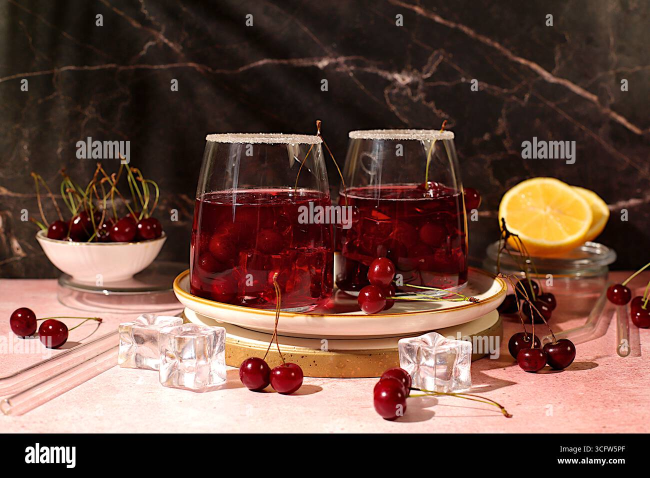 Natura morta moderna con succo di bacche, ciliegia, ribes rosso, menta e ghiaccio. Dieta disintossicante e concetto di stile di vita sano, bevande vitaminiche autunnali, pubblicità ba Foto Stock