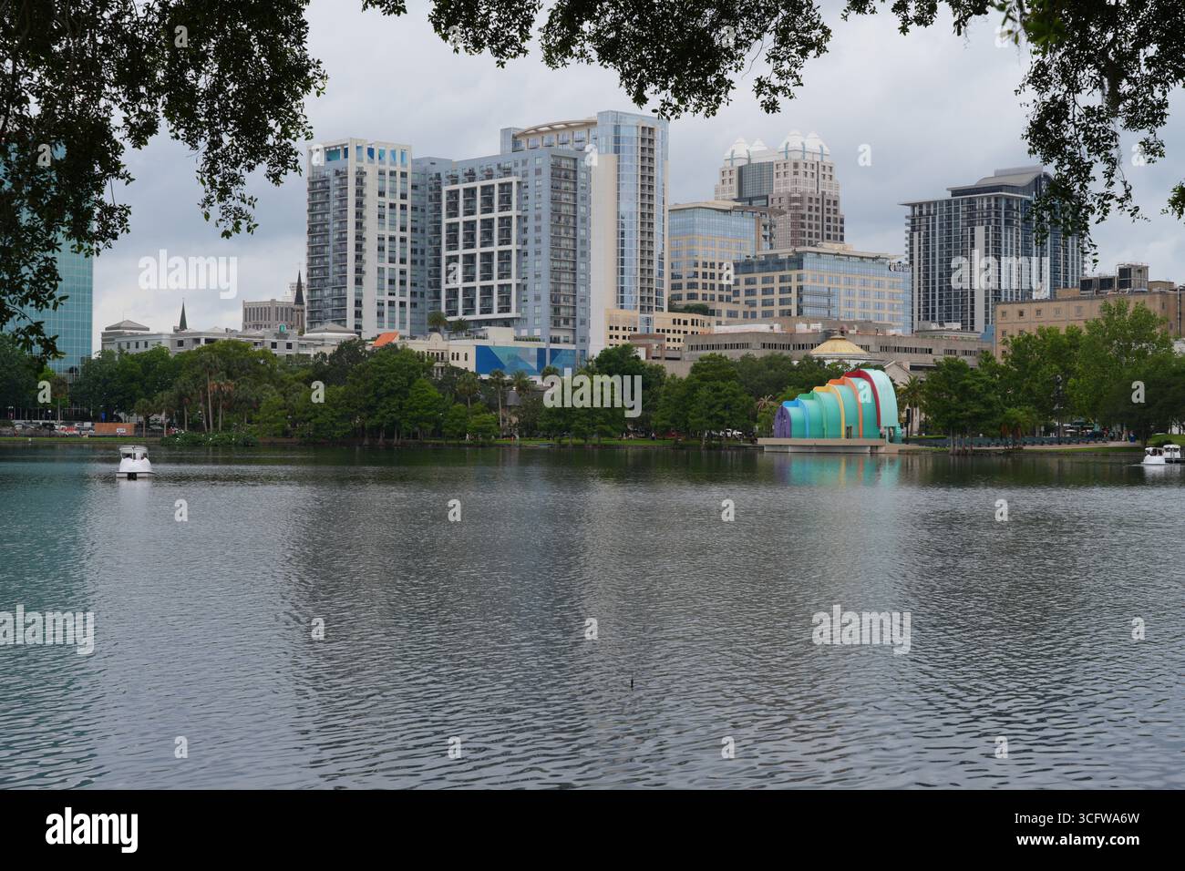 ORLANDO, Florida - 11 MAGGIO 2025 - Vista dello skyline del centro di Orlando, Florida, vista dal Lake Eola Park. Foto Stock