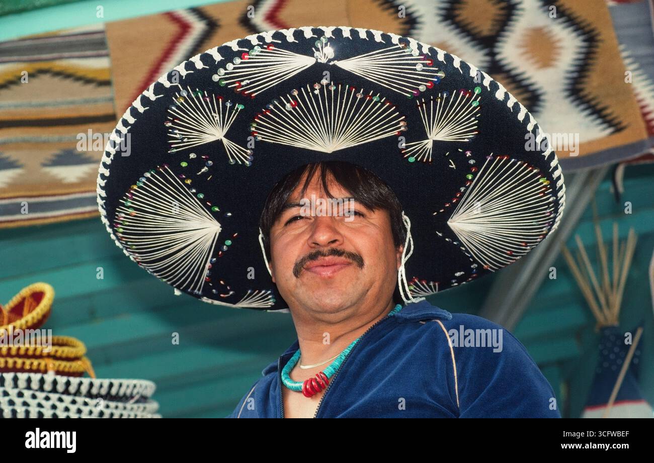 Un singolo ispanico adulto che indossa un tradizionale cappello da sombrero celebra il Cinco de Mayo a Tucson, Arizona. STATI UNITI Foto Stock