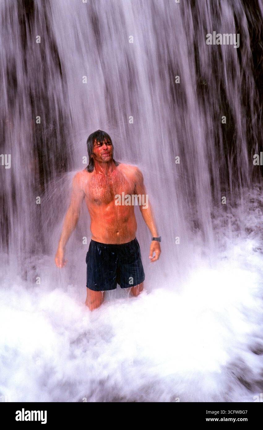 Un maschio adulto si fa una doccia in un'insenatura laterale del fiume Colorado. . Parco nazionale del Grand Canyon, Arizona Foto Stock