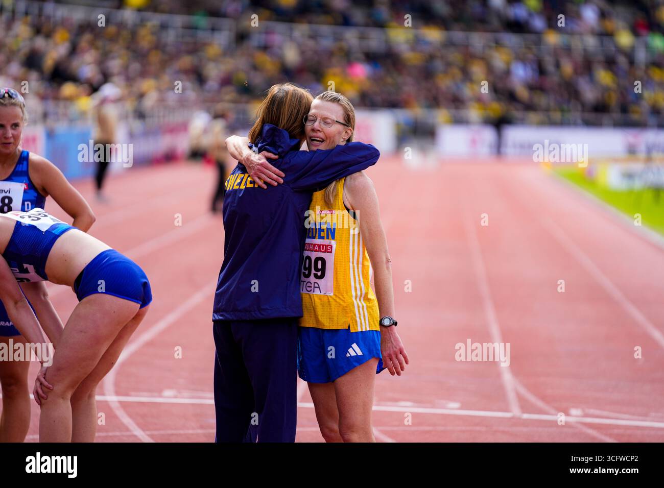 Stoccolma, Svezia. 24 agosto 2025. La gara di 5000 m a piedi femminile al Finnkampen 2025 di Stoccolma Stadion ha dato vita a un'intensa rivalità nordica. Monica Svensson (#299) e Nashieli Karlström (#297) si sono scontrati con Venla Laiho (#397) e Enni Nurmi (#398) finlandesi in un'emozionante battaglia tra le due nazioni. Monica Svensson credito: Daniel Bengtsson/Alamy Live News Foto Stock