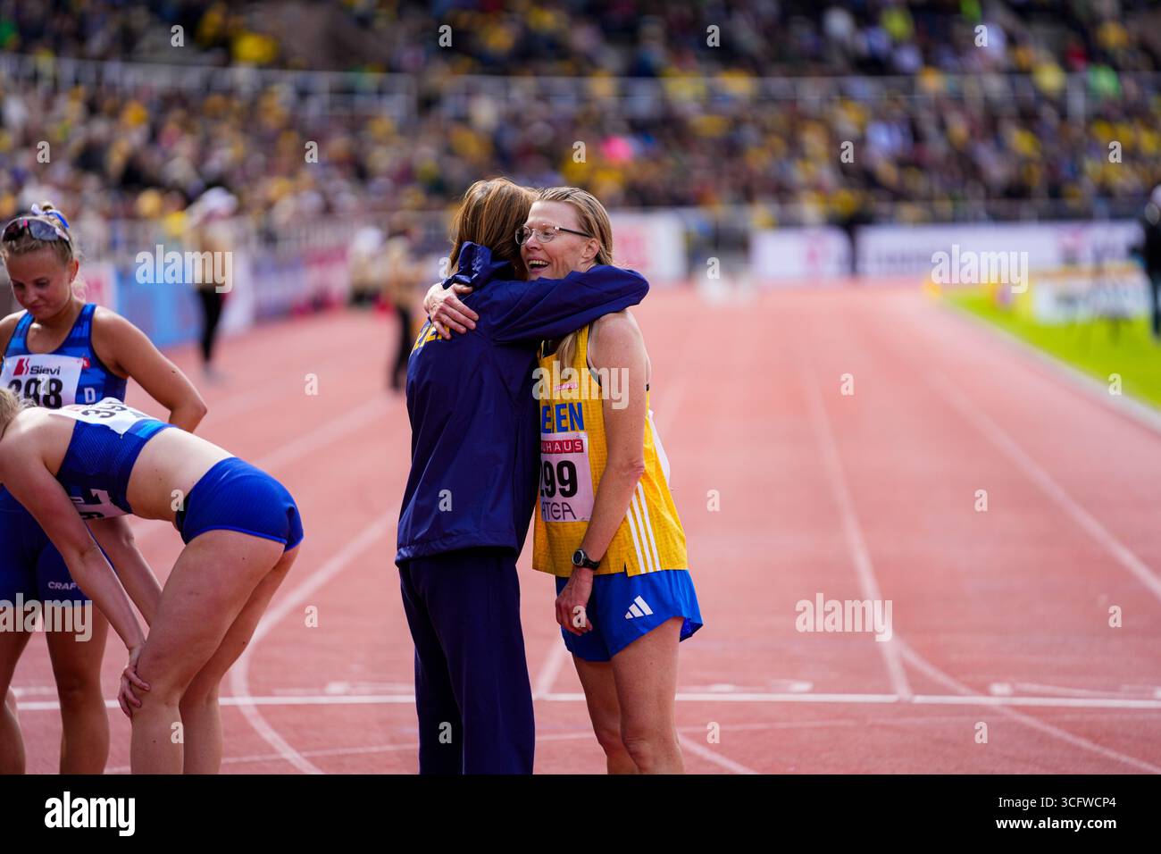 Stoccolma, Svezia. 24 agosto 2025. La gara di 5000 m a piedi femminile al Finnkampen 2025 di Stoccolma Stadion ha dato vita a un'intensa rivalità nordica. Monica Svensson (#299) e Nashieli Karlström (#297) si sono scontrati con Venla Laiho (#397) e Enni Nurmi (#398) finlandesi in un'emozionante battaglia tra le due nazioni. Monica Svensson credito: Daniel Bengtsson/Alamy Live News Foto Stock