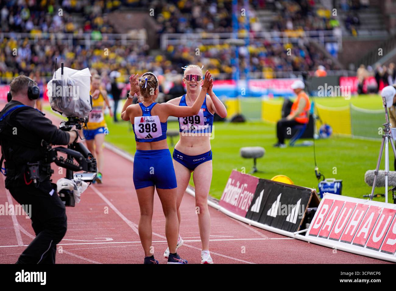 Stoccolma, Svezia. 24 agosto 2025. La gara di 5000 m a piedi femminile al Finnkampen 2025 di Stoccolma Stadion ha dato vita a un'intensa rivalità nordica. Monica Svensson (#299) e Nashieli Karlström (#297) si sono scontrati con Venla Laiho (#397) e Enni Nurmi (#398) finlandesi in un'emozionante battaglia tra le due nazioni. Anniina Kivimäki crediti: Daniel Bengtsson/Alamy Live News Foto Stock