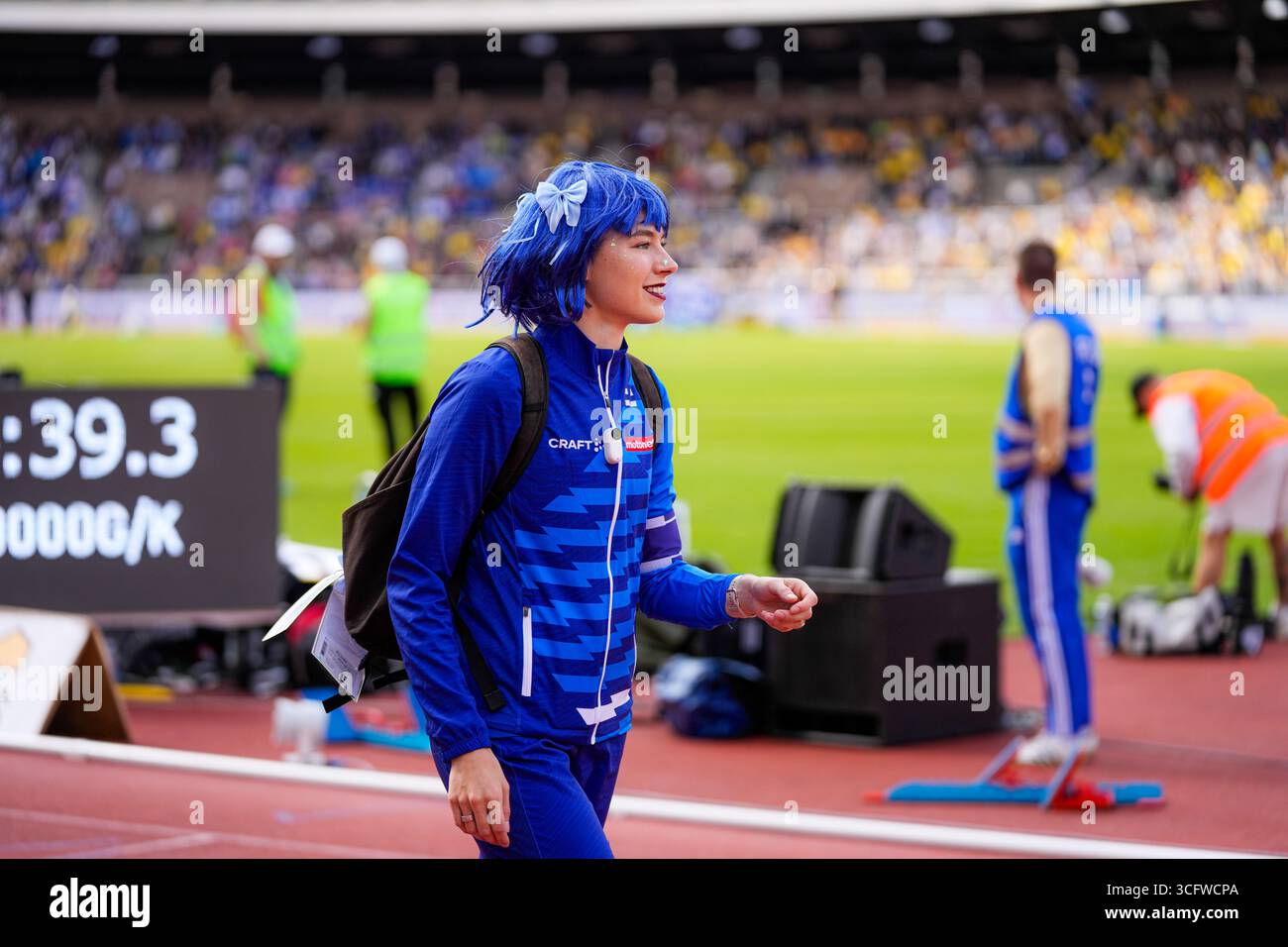 Stoccolma, Svezia. 24 agosto 2025. La gara di 5000 m a piedi femminile al Finnkampen 2025 di Stoccolma Stadion ha dato vita a un'intensa rivalità nordica. Monica Svensson (#299) e Nashieli Karlström (#297) si sono scontrati con Venla Laiho (#397) e Enni Nurmi (#398) finlandesi in un'emozionante battaglia tra le due nazioni. Crediti: Daniel Bengtsson/Alamy Live News Foto Stock