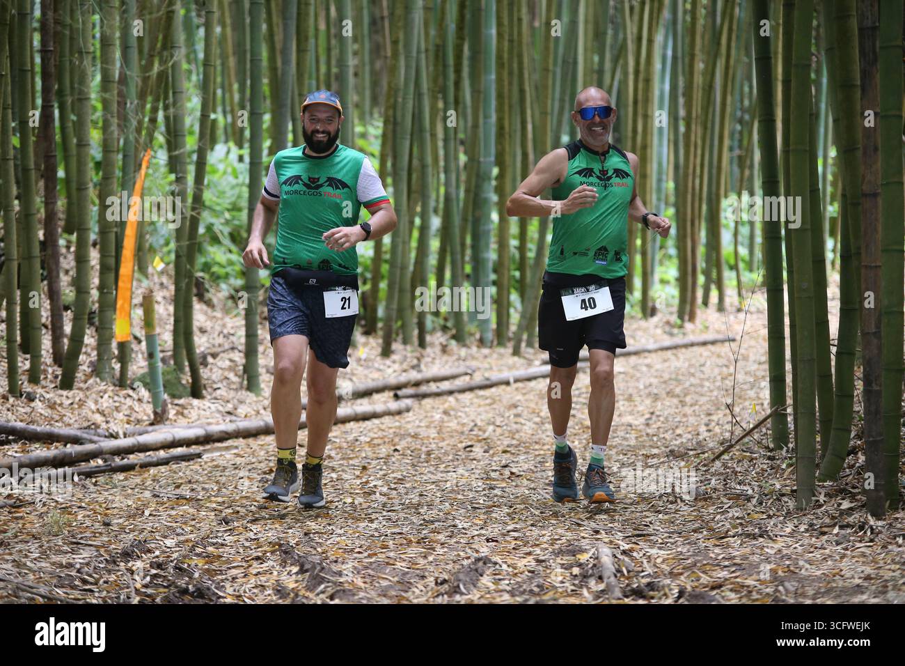 Partecipanti che corrono attraverso una foresta di bambù durante la gara di resistenza Backyard Ultra nelle Azzorre, Portogallo. Foto Stock