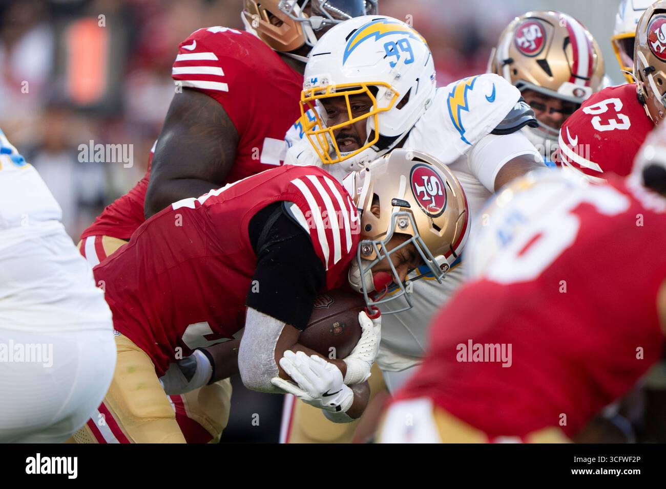 23 agosto 2025; Santa Clara, California, Stati Uniti; il defensive tackle dei Los Angeles Chargers Jamaree Caldwell (99) affronta il running back dei San Francisco 49ers Isaac Guerendo (31) durante il primo quarto al Levi's Stadium. Credito obbligatorio: Stan Szeto - immagine dello sport Foto Stock