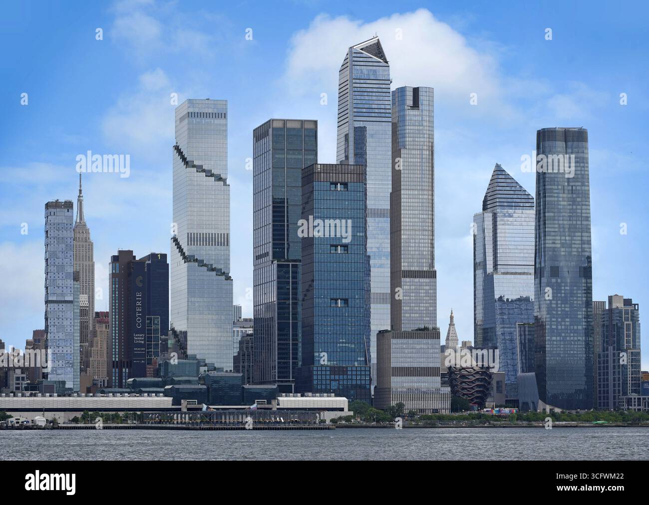 Manhattan, skyline del centro città visto da ovest, con moderni grattacieli dello sviluppo dei cantieri Hudson Foto Stock
