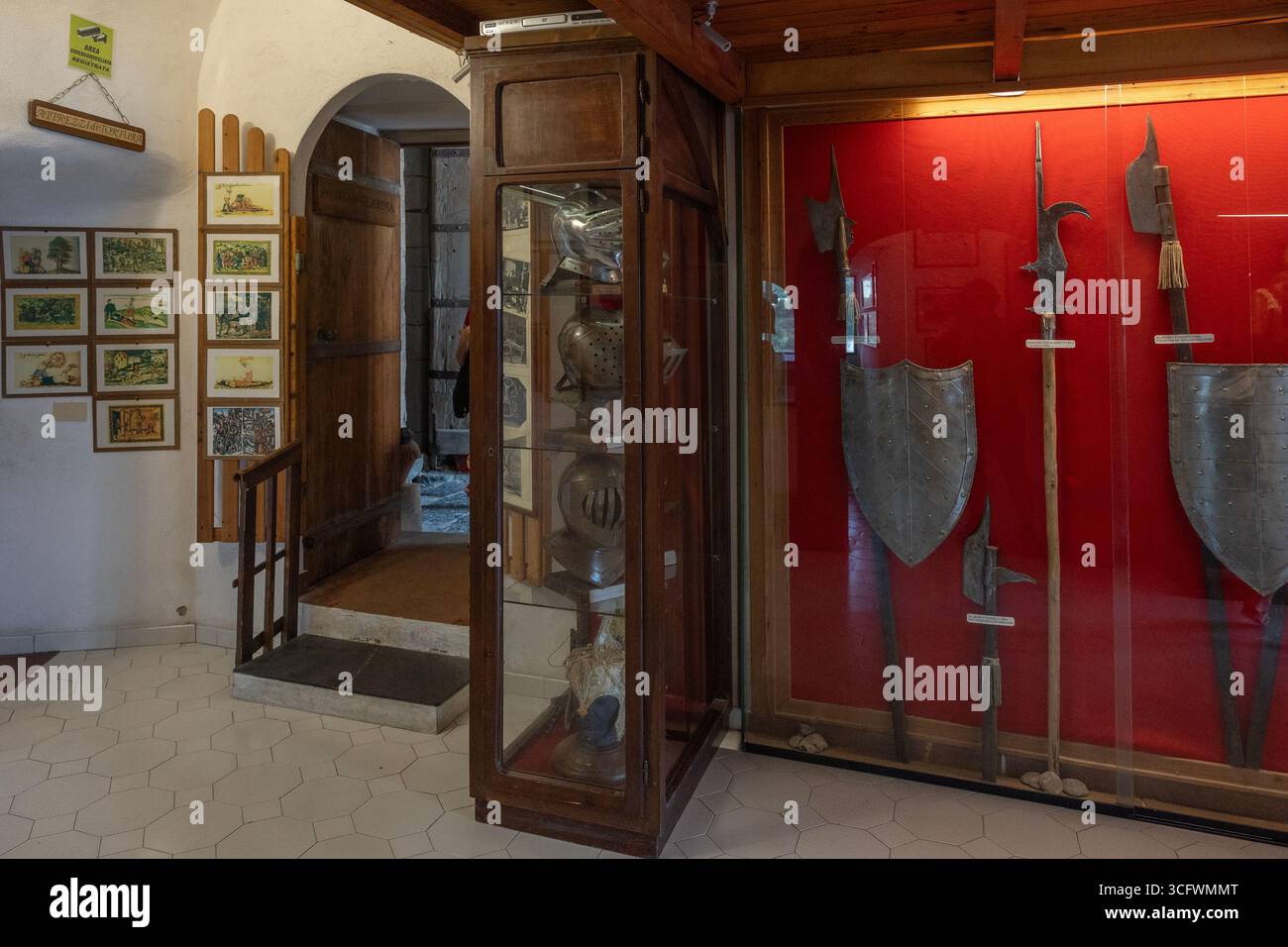 Ischia è un'isola vulcanica situata nel Golfo di Napoli nel sud Italia. Museo storico della tortura del Castello Aragonese di Ischia Foto Stock