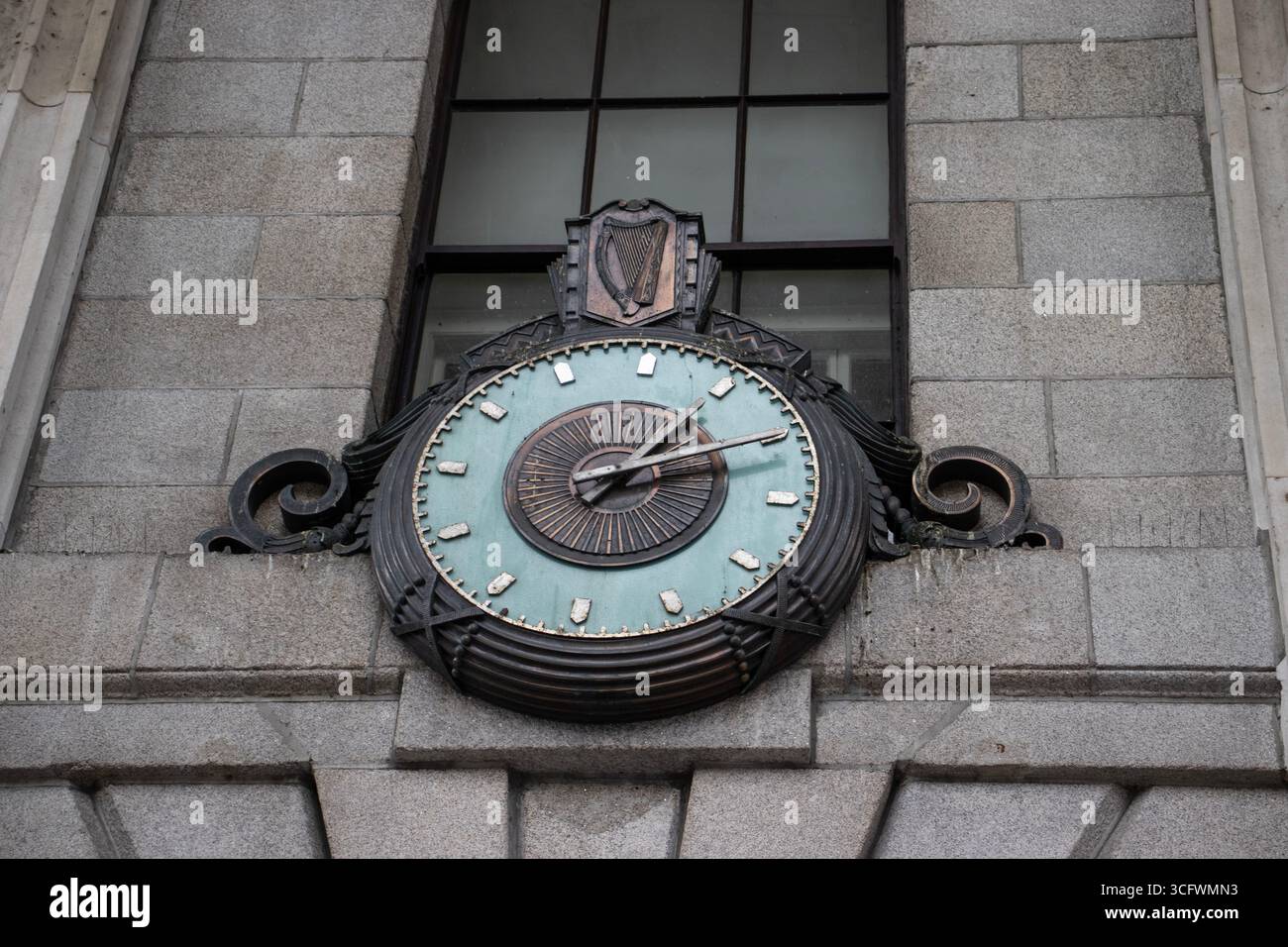 Orologio di bronzo al General Post Office di Dublino, Irlanda. Un orologio sull'esterno in pietra del General Post Office di Dublino, Irlanda. Foto Stock