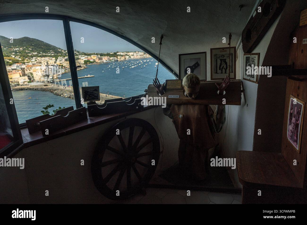Ischia è un'isola vulcanica situata nel Golfo di Napoli nel sud Italia. Museo storico della tortura del Castello Aragonese di Ischia Foto Stock