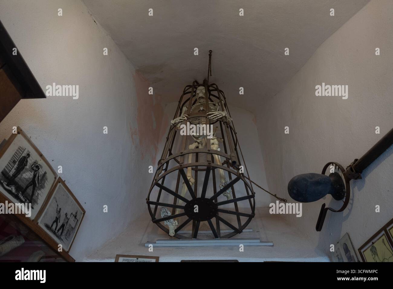 Ischia è un'isola vulcanica situata nel Golfo di Napoli nel sud Italia. Museo storico della tortura del Castello Aragonese di Ischia Foto Stock