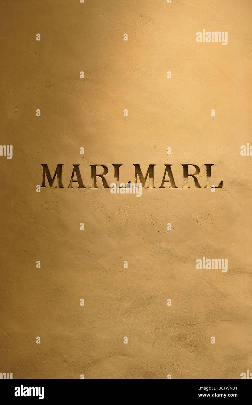 Logo MarlMarl presso Azabudai Hills; Tokyo, Giappone; boutique di abbigliamento e accessori per bambini di lusso giapponese di fascia alta. Foto Stock