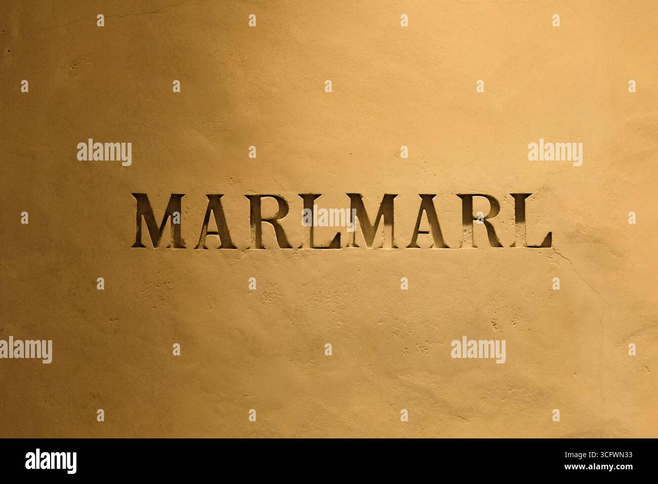 Logo MarlMarl presso Azabudai Hills; Tokyo, Giappone; boutique di abbigliamento e accessori per bambini di lusso giapponese di fascia alta. Foto Stock