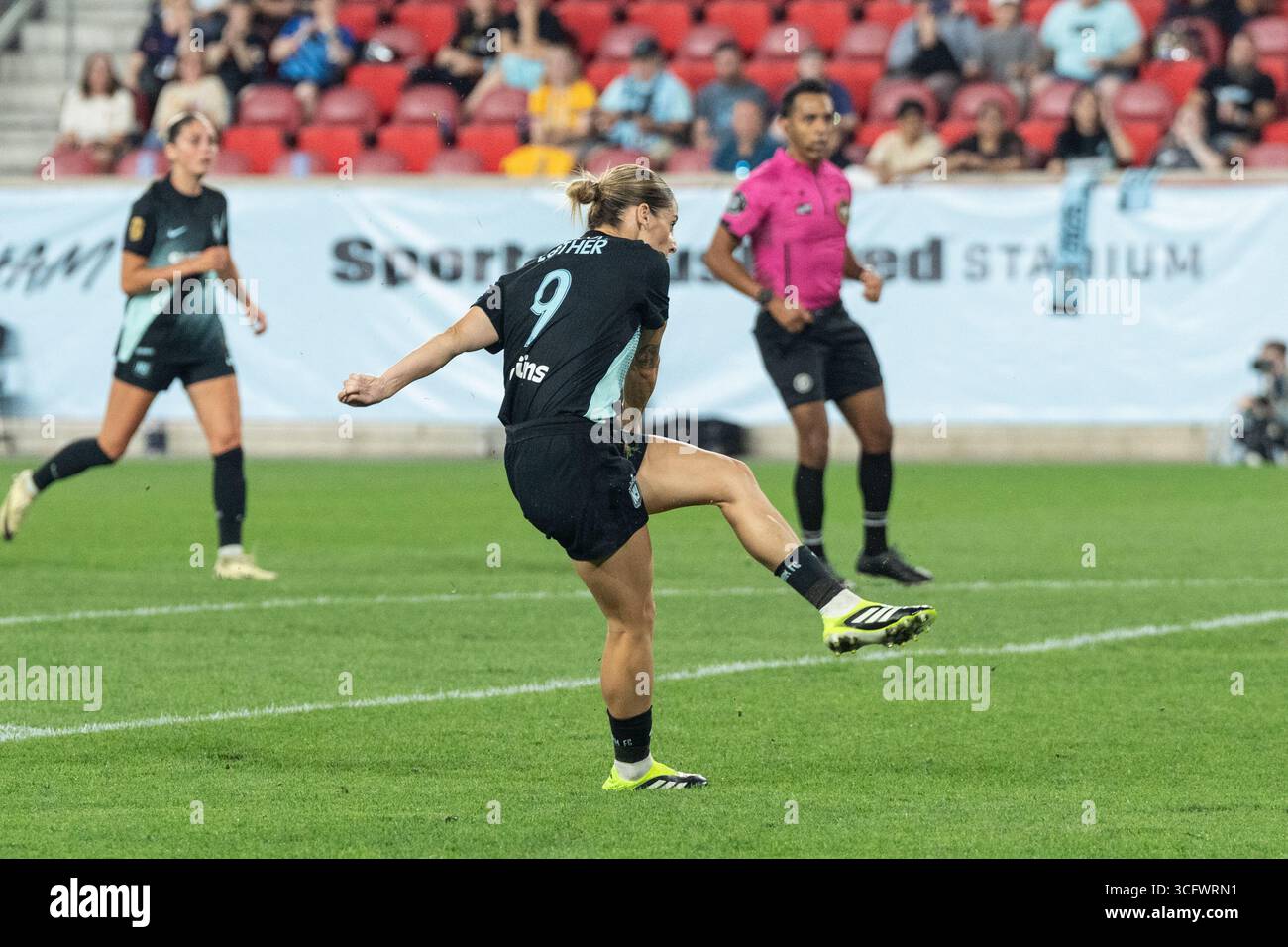 Esther Gonzalez (9) del Gotham FC in azione durante la partita NWSL di stagione regolare contro gli Utah Royals allo Sports Illustrated Stadium di Harrison, NJ il 23 agosto 2025. La partita si è conclusa con pareggio senza reti. Foto Stock